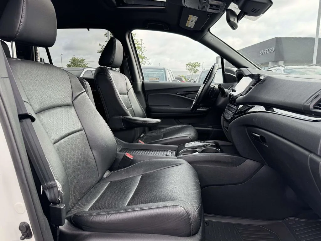 Used 2019 White Honda Touring image 15