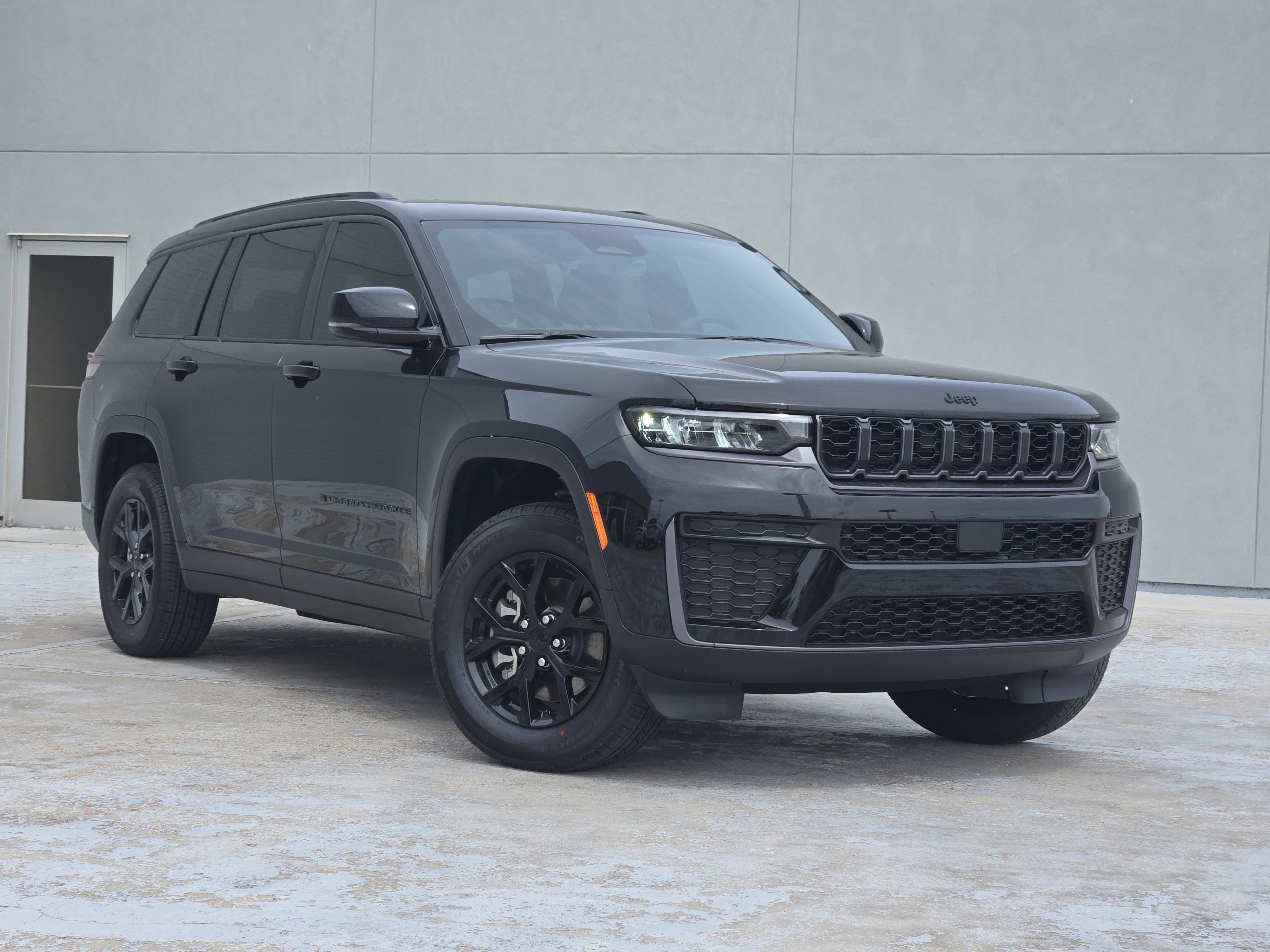 New 2026 Diamond Black Crystal Pearl-Coat Exterior Paint Jeep Laredo Altitude image 2