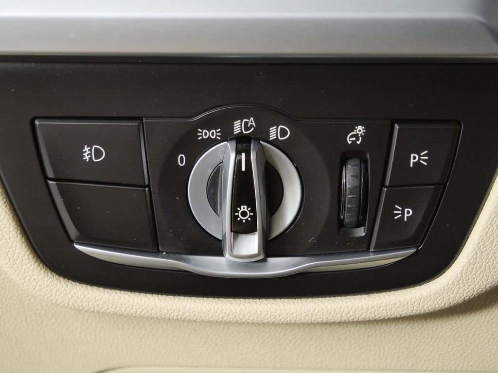 Used 2021 Alpine White BMW xDrive30i image 40