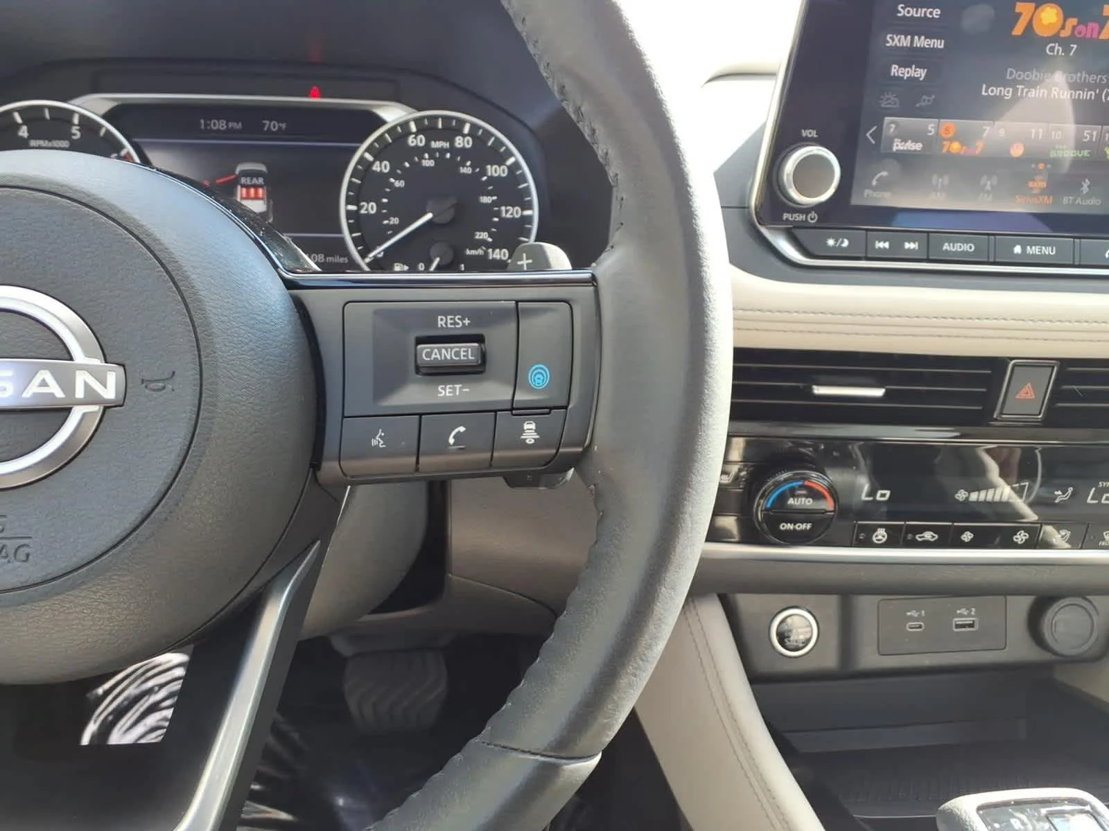 Certified Used 2023 Pearl White Tricoat/Super Black Nissan SL image 23