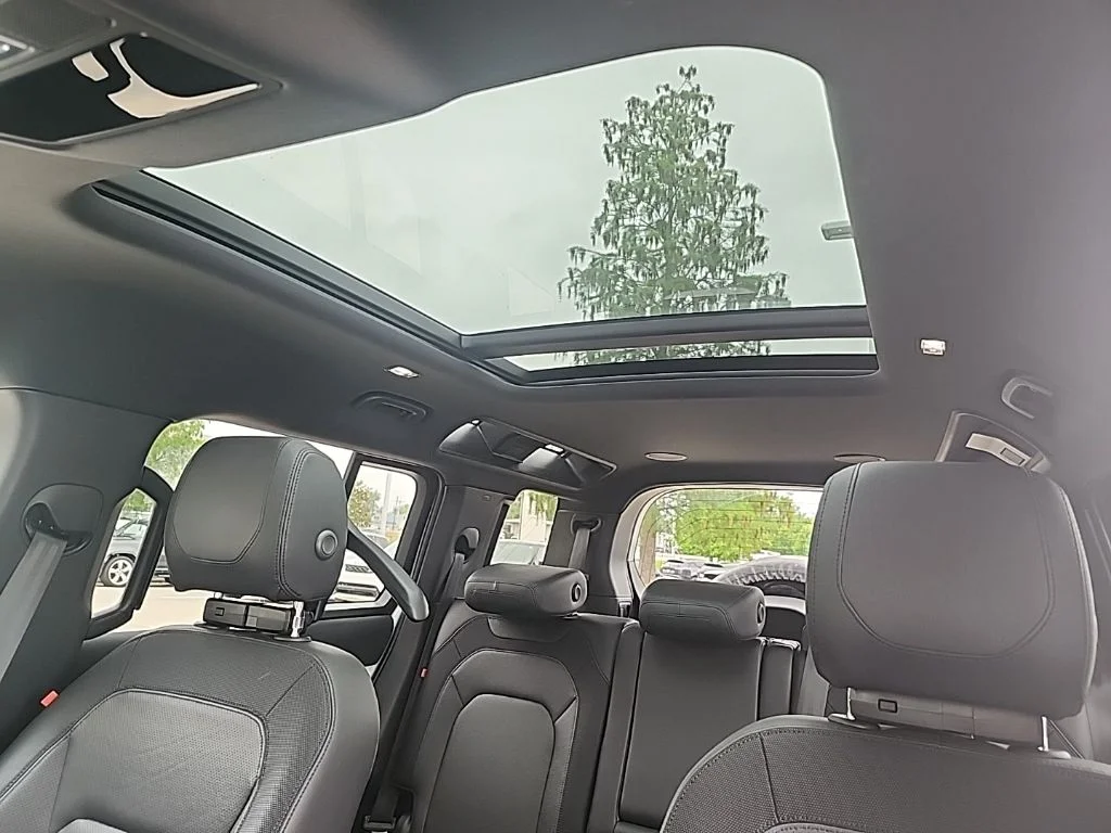 Certified Used 2023 White Land Rover X-Dynamic SE image 7