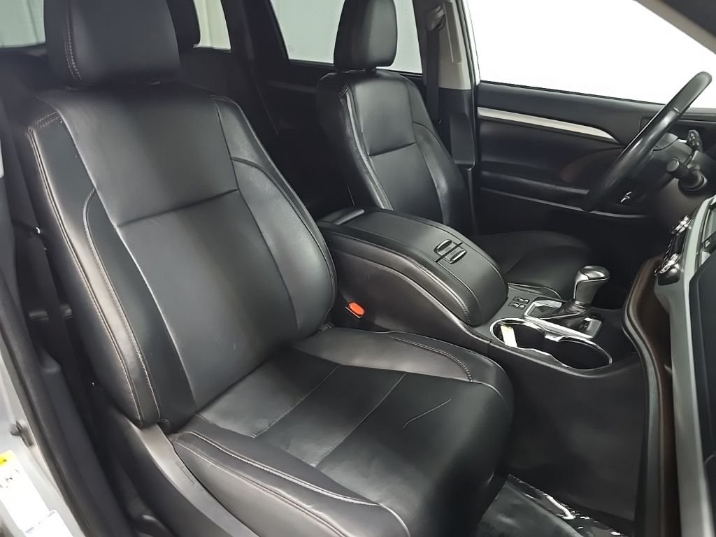 Used 2019 Silver Toyota XLE image 15