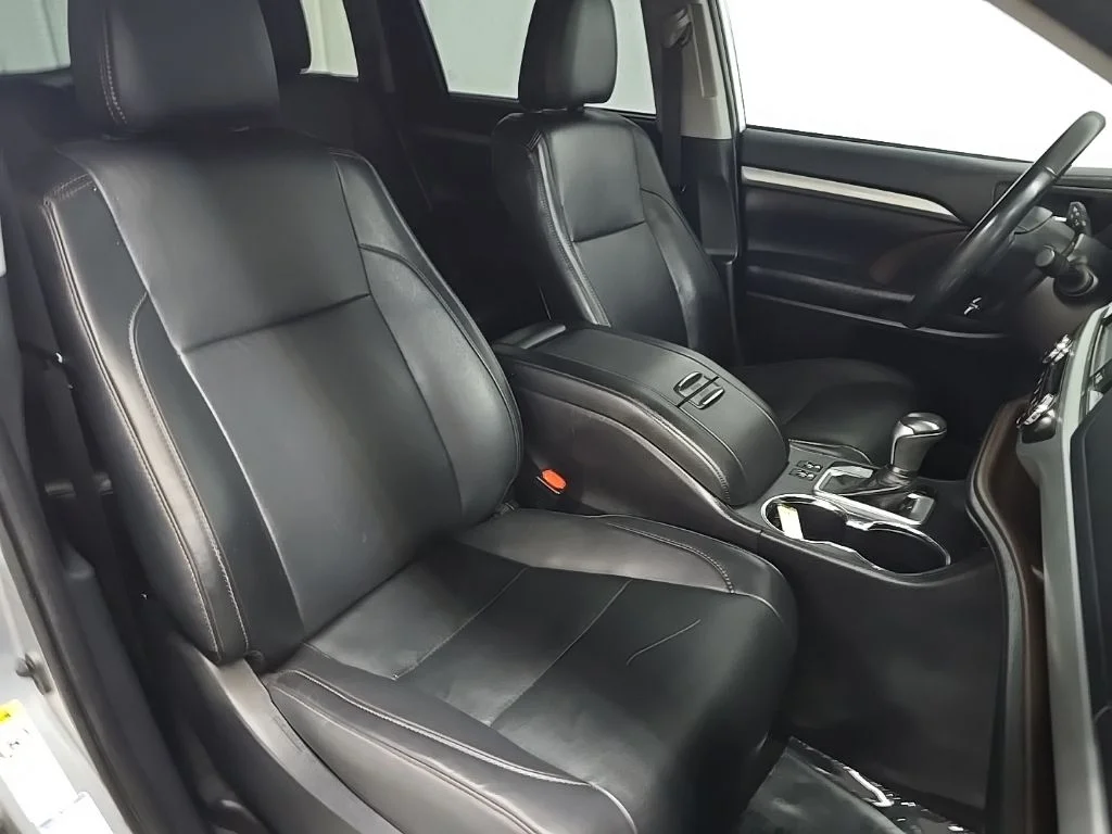 Used 2019 Silver Toyota XLE image 15