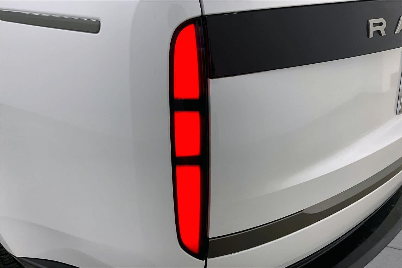 Used 2023 Icy White SV Bespoke Special Effect Gloss Land Rover SE image 28