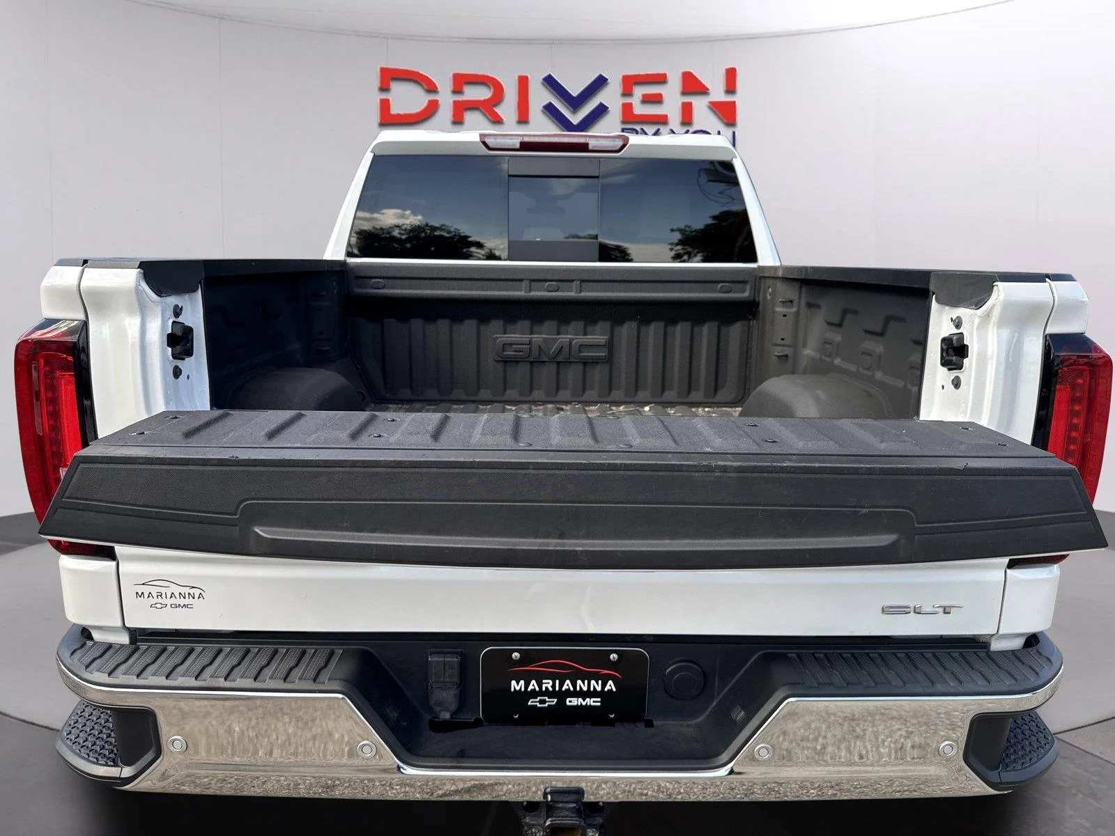Used 2024 White Frost Tricoat GMC SLT image 34
