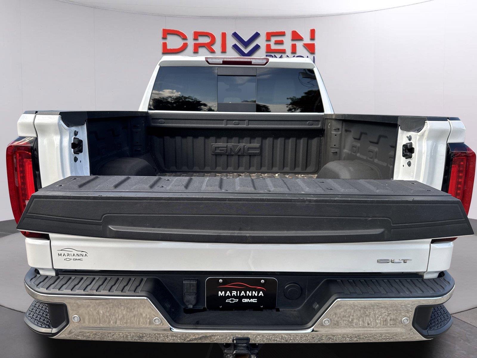 Used 2024 White Frost Tricoat GMC SLT image 34