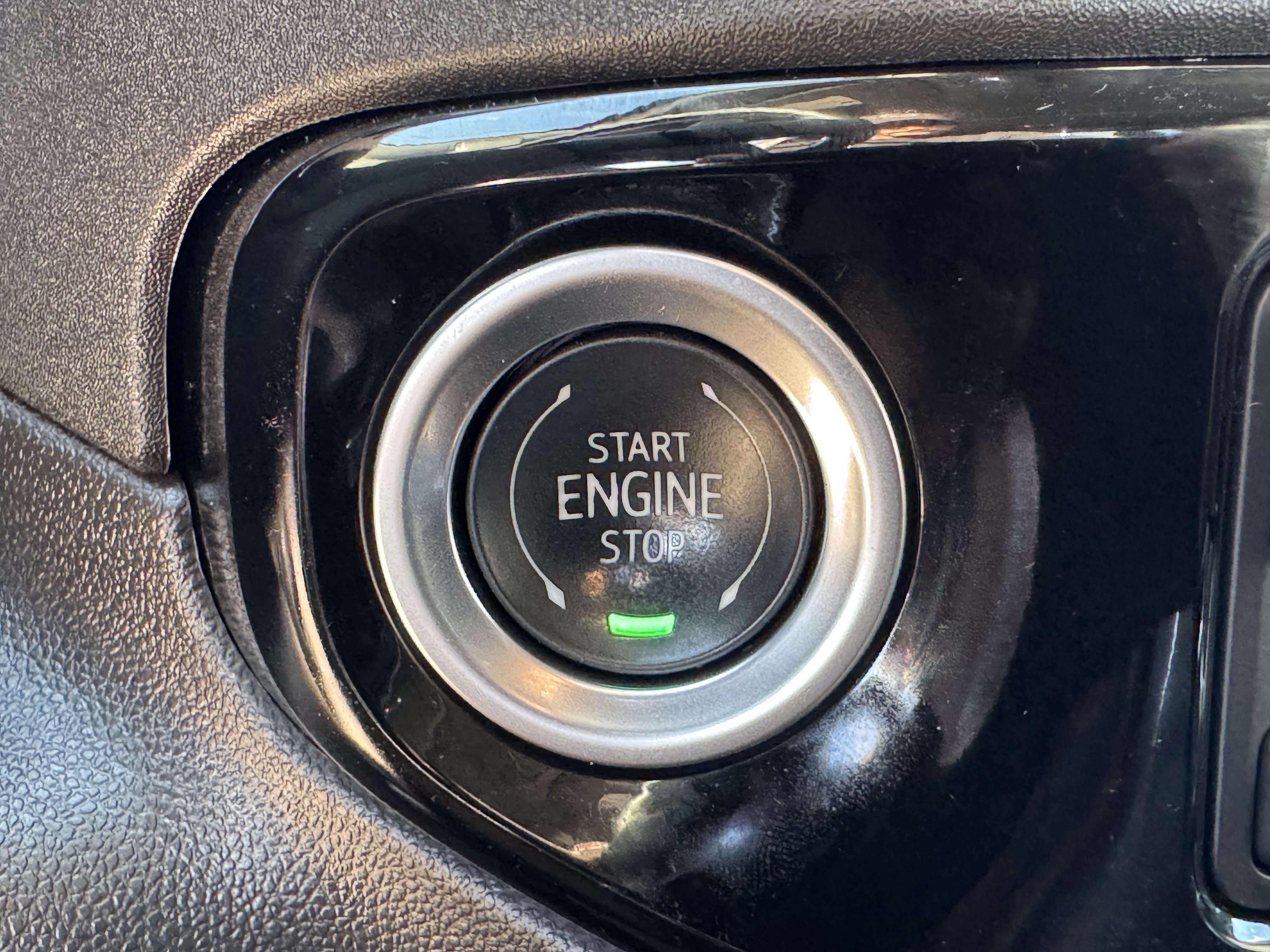 Used 2025 Titanium Rush Metallic GMC Elevation image 19