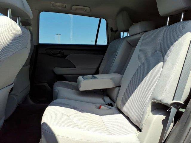 2025 Toyota Highlander LE - Photo 12