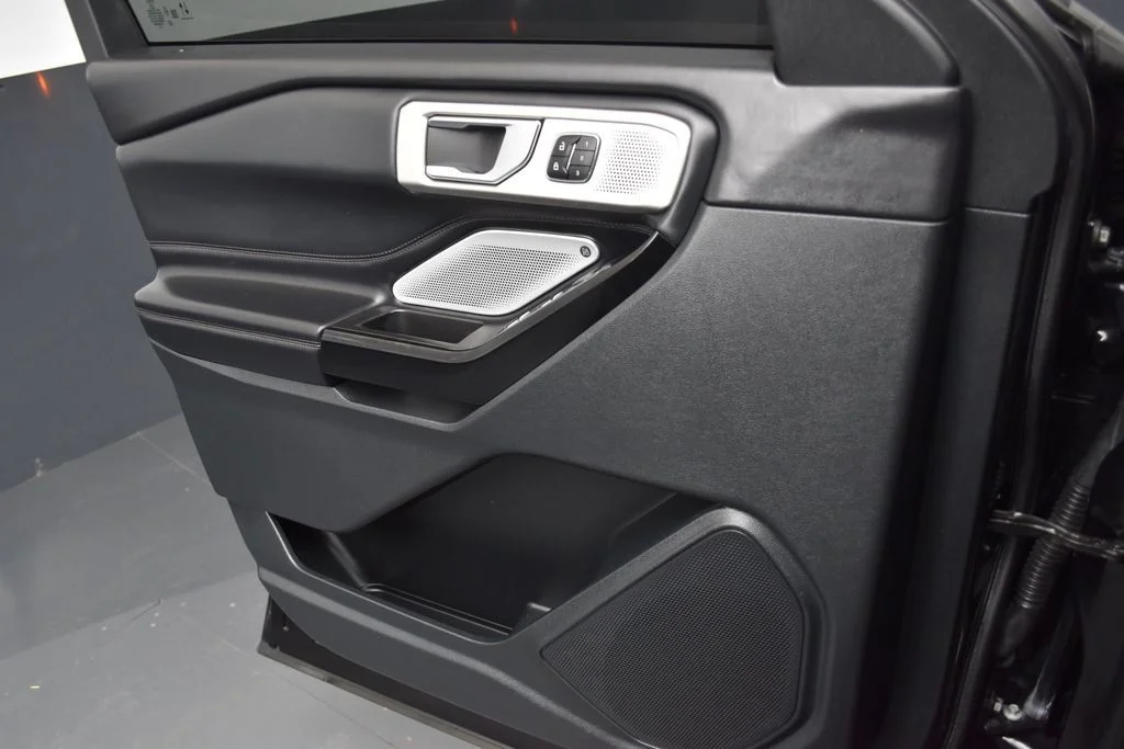 Used 2021 Black Metallic Ford Platinum image 9