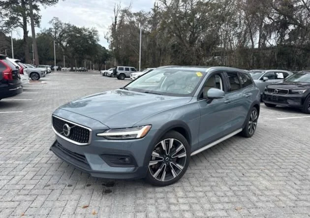 2024 Volvo V60 Cross Country B5 Ultimate AWD's photo