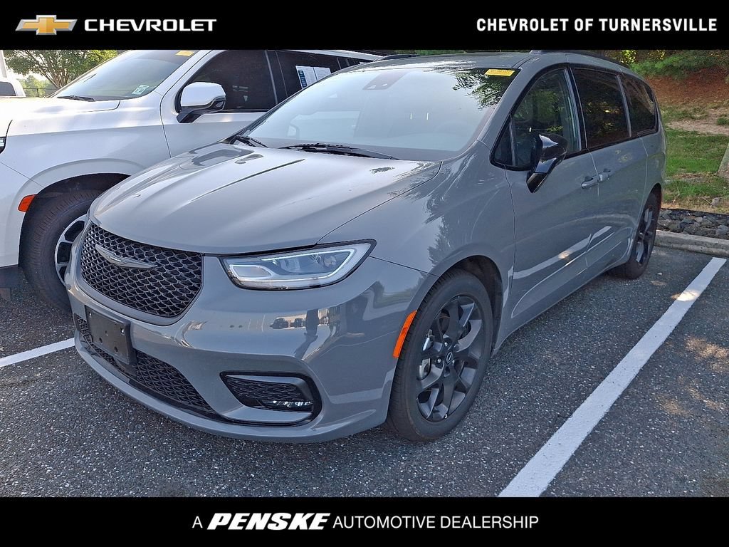 2025 Chrysler Pacifica Limited's photo