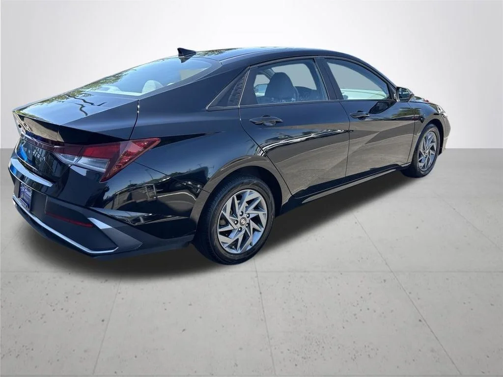 Used 2024 Black Hyundai SEL image 6