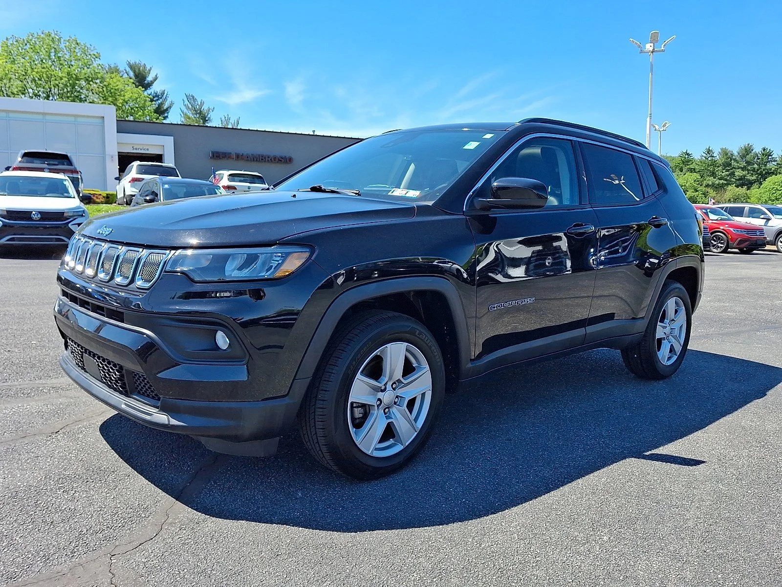 Certified Used 2022 Diamond Black Crystal Pearlcoat Jeep Latitude image 3