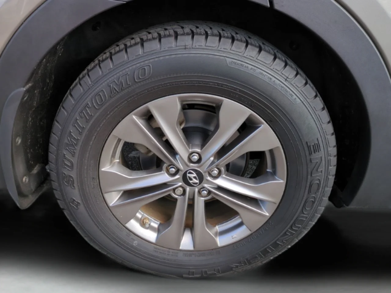 Used 2014 Mineral Gray Hyundai  image 25