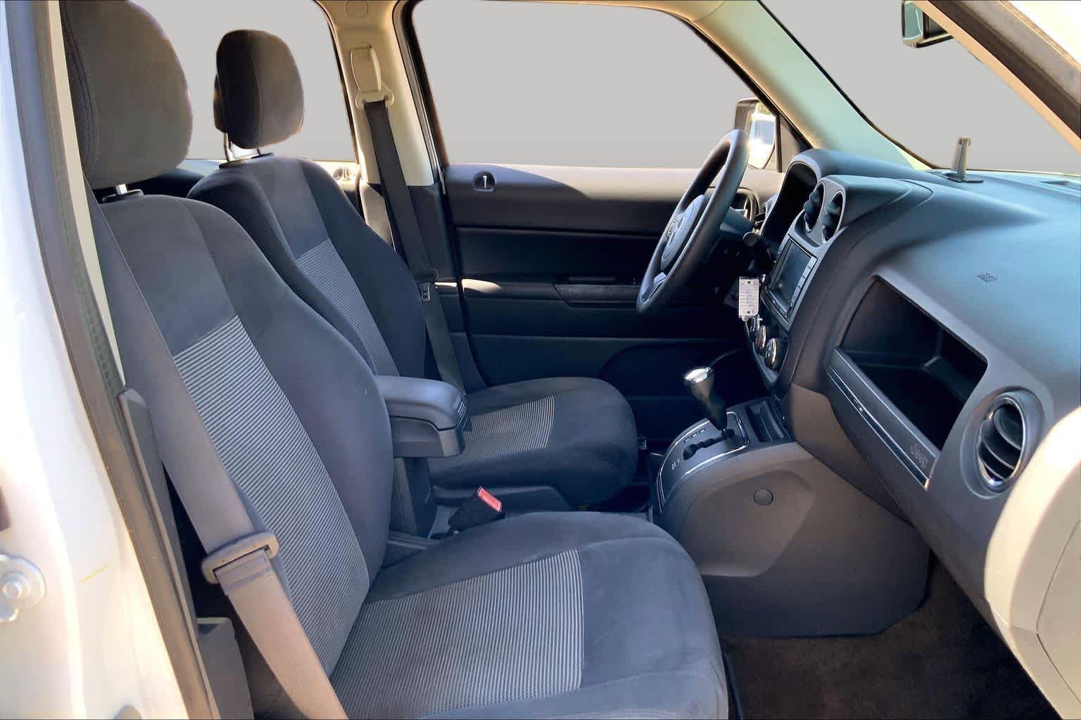 Used 2016 Bright White Clearcoat Jeep Sport image 9