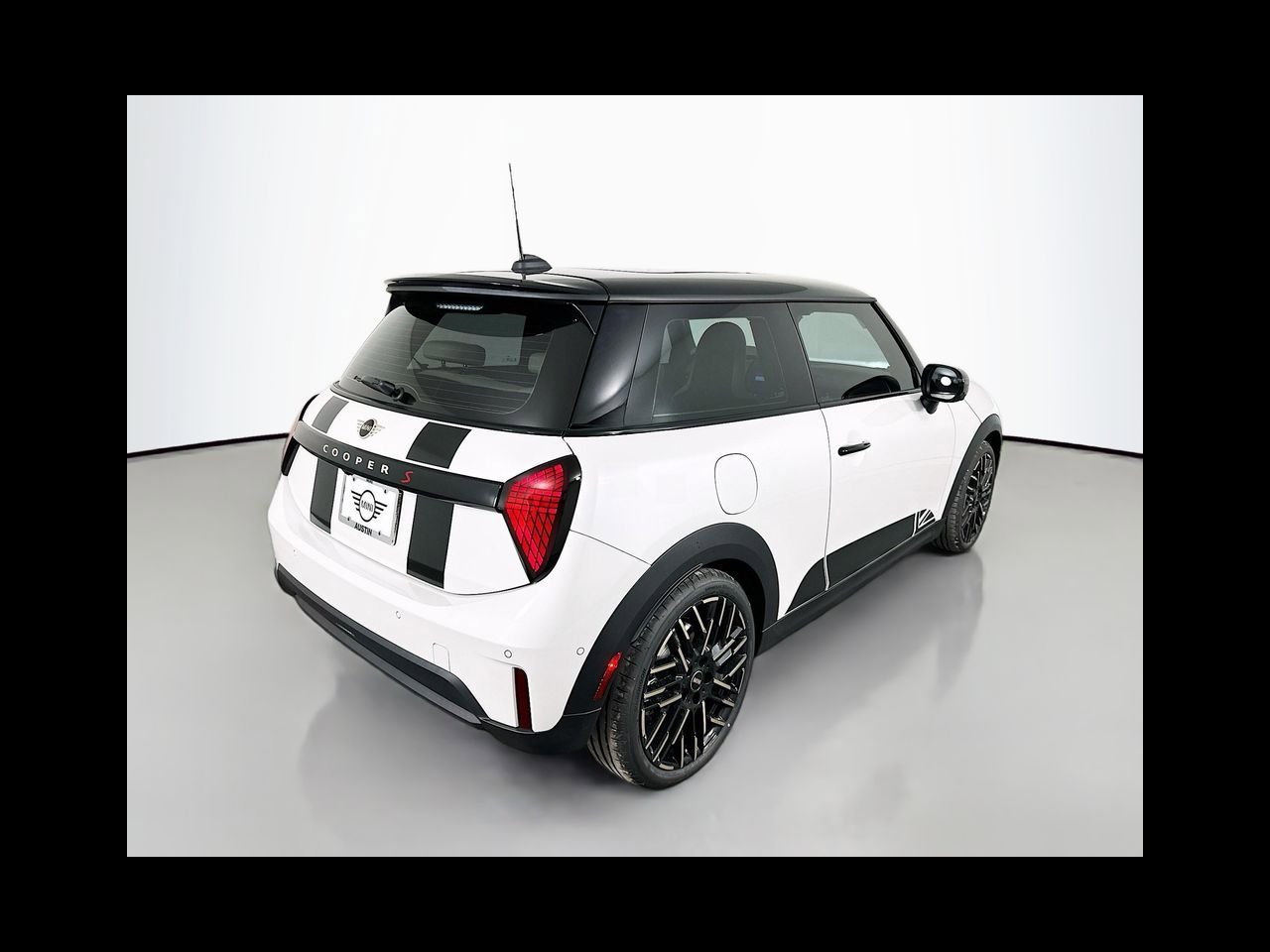 New 2026 Nanuq White Metallic MINI ICONIC image 5