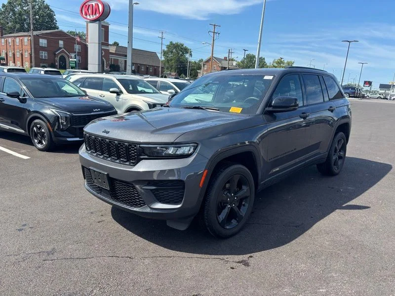 Used 2023 Gray Jeep Altitude X image 3