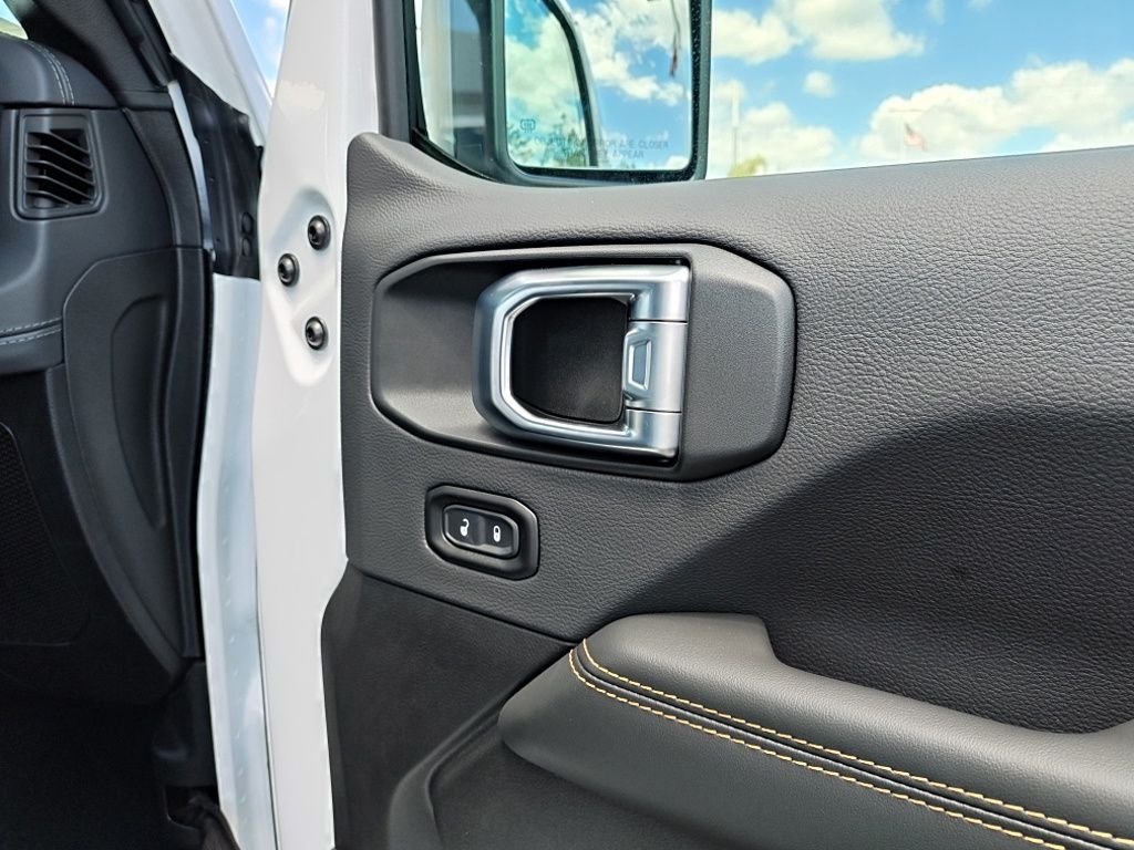 New 2026 Bright White Clear-Coat Exterior Paint Jeep Sahara image 38