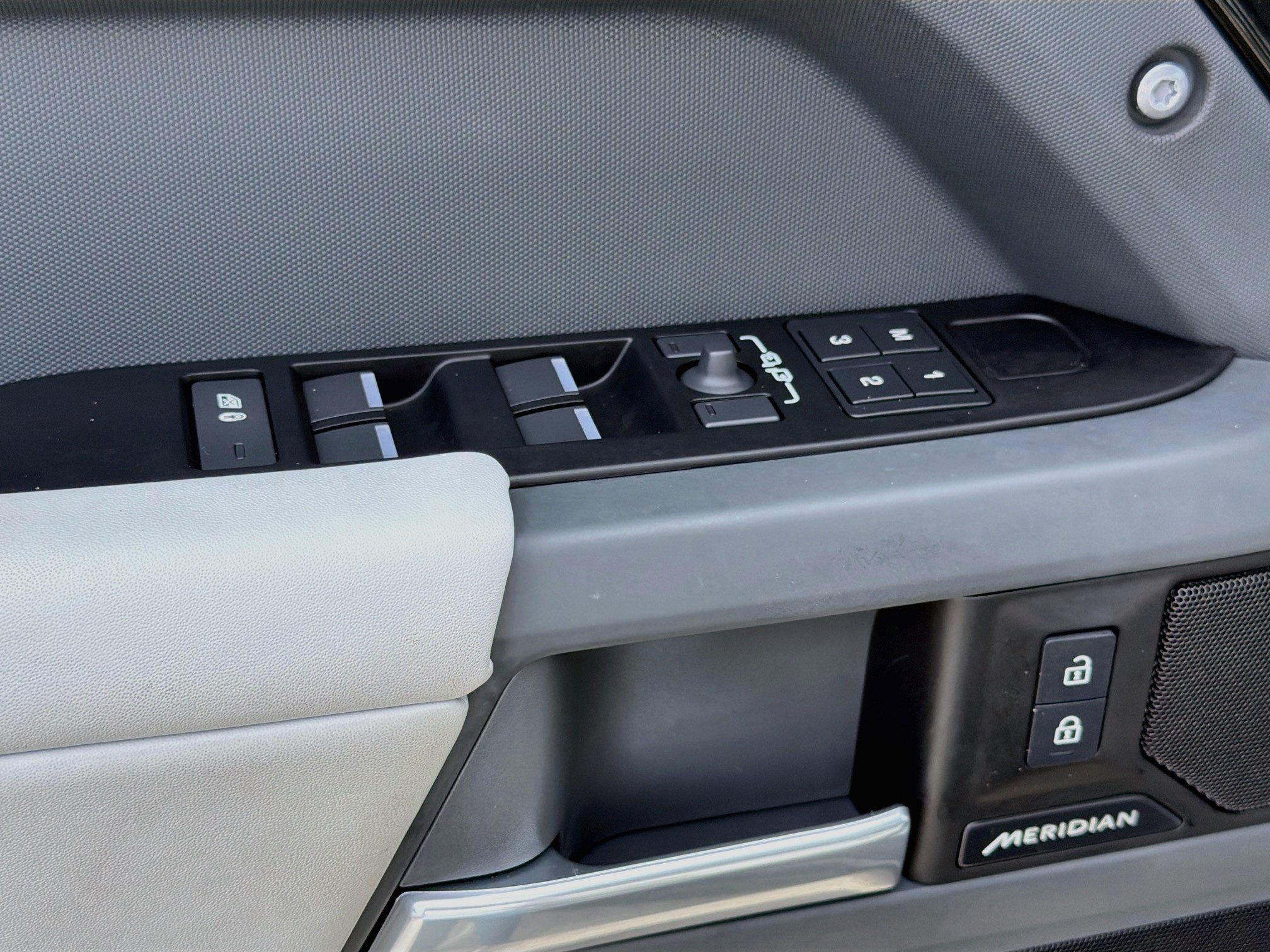 Used 2025 Santorini Black Metallic Land Rover S image 23