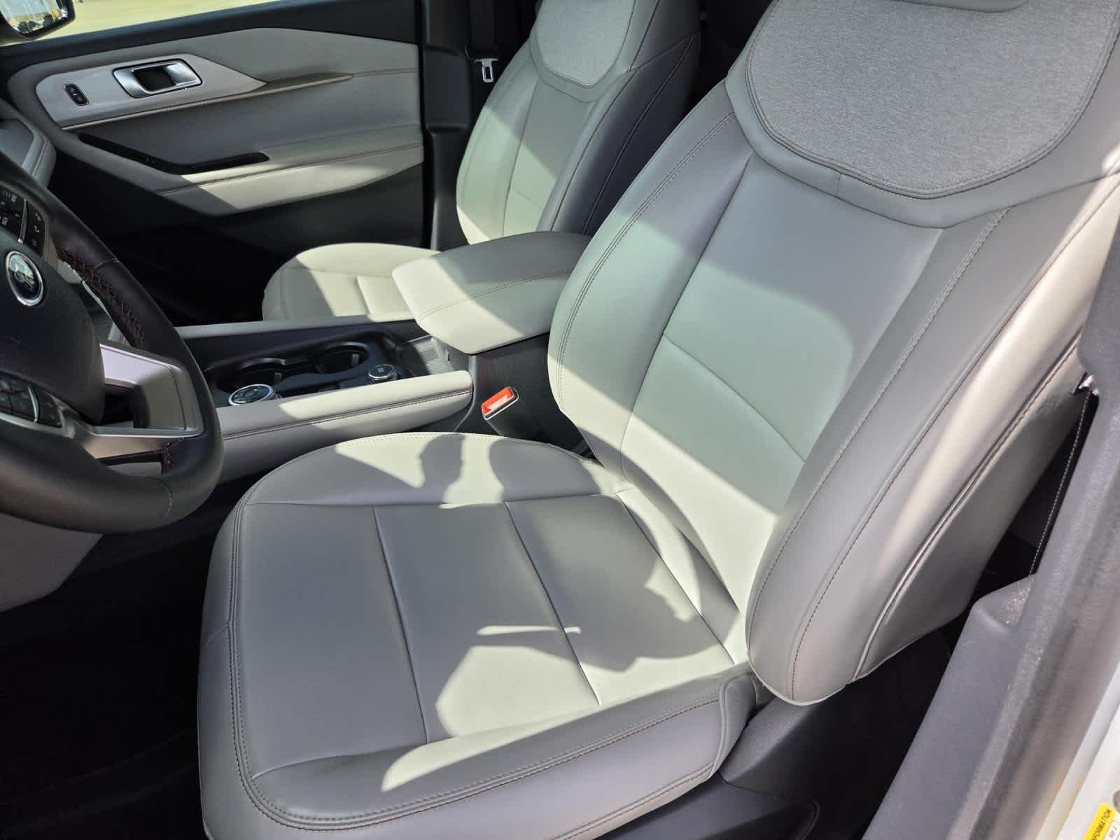 Used 2025 Space White Metallic Ford Active image 15