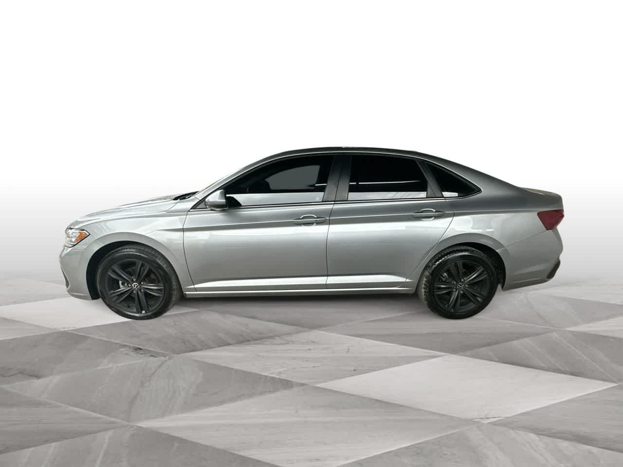 Used 2022 Pyrite Silver Metallic Volkswagen SE image 5