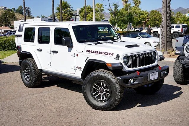 New 2026 Bright White Clear-Coat Exterior Paint Jeep Rubicon X image 2