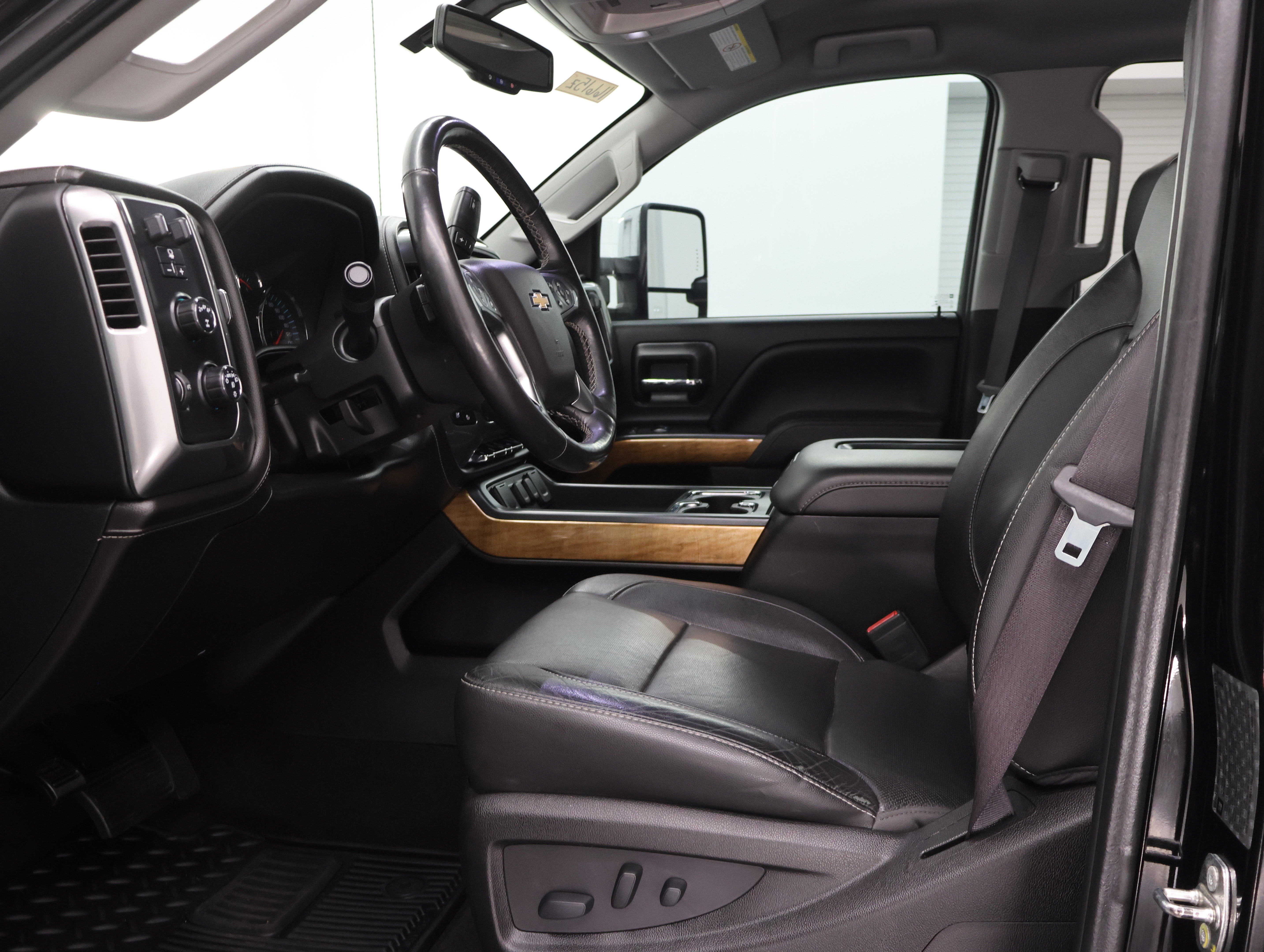 Used 2017 Black Chevrolet 4x4 Crew Cab LTZ DRW: CREW-LONG-DRW-LTZ-6.6L L5P DIESEL-NAV-HEAT/COOL SEATS-BACKUP CAM image 8