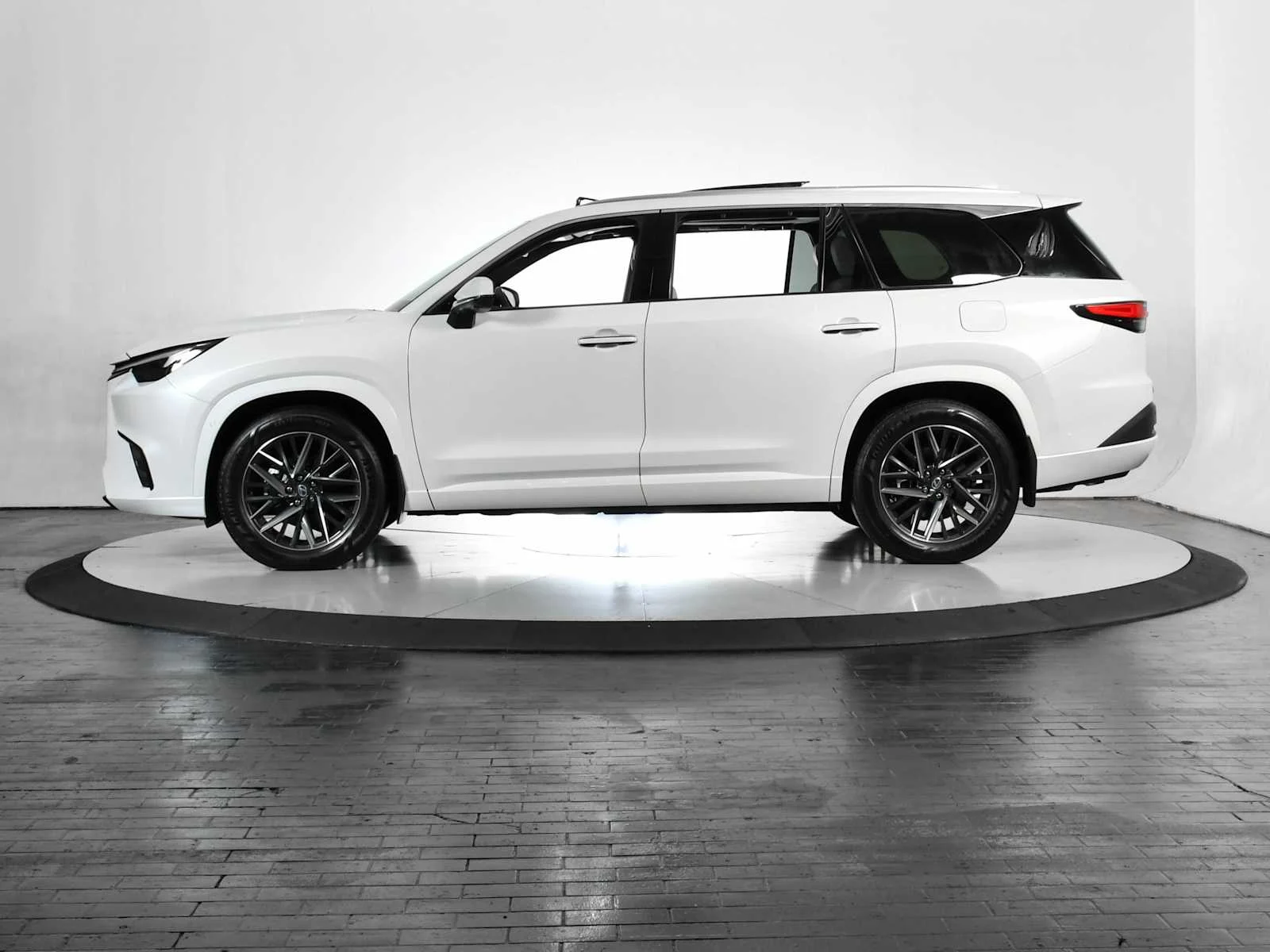Used 2026 Wind Chill Pearl Lexus Premium image 2