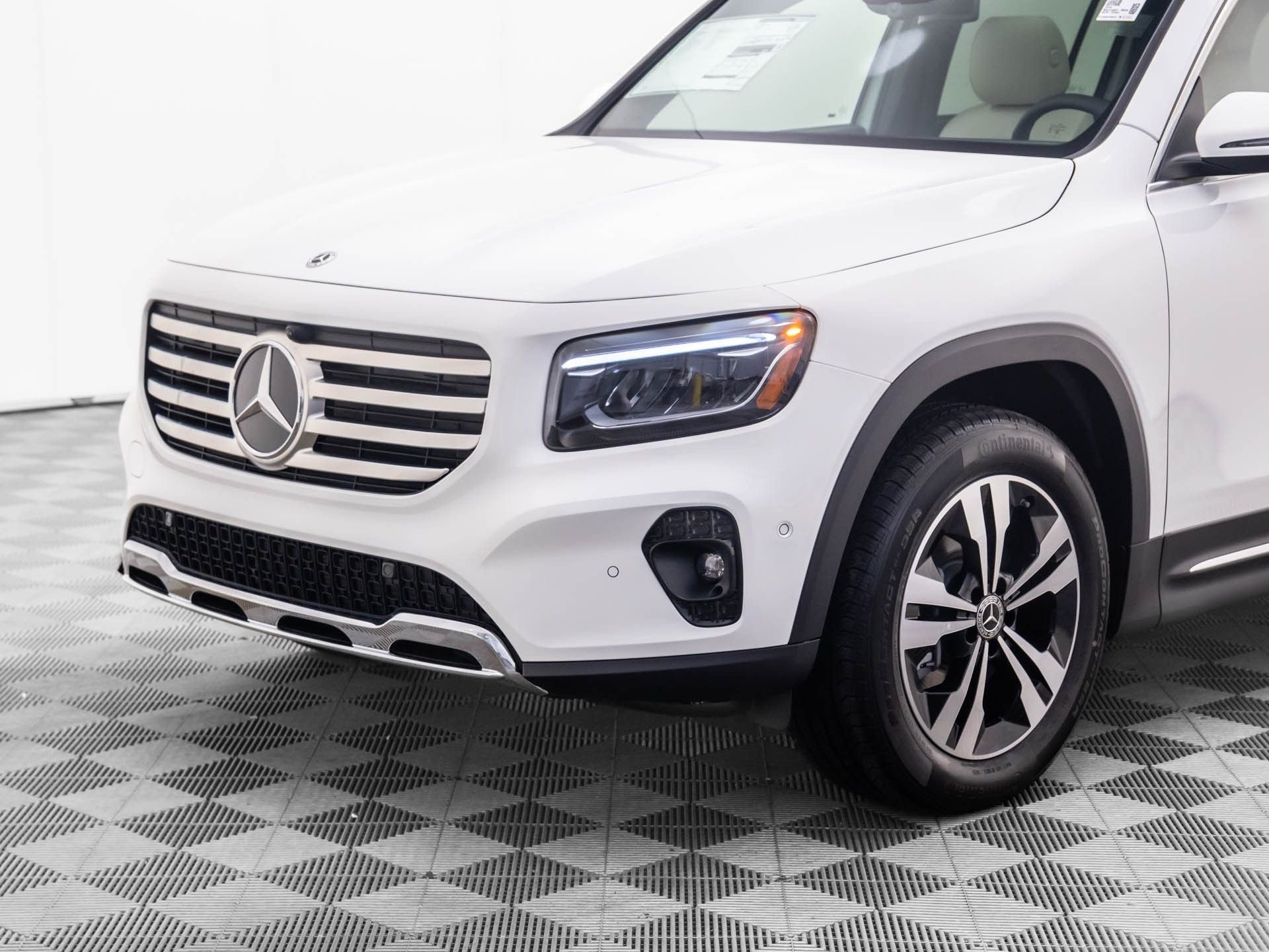 New 2026 Polar White Mercedes-Benz GLB 250 image 40