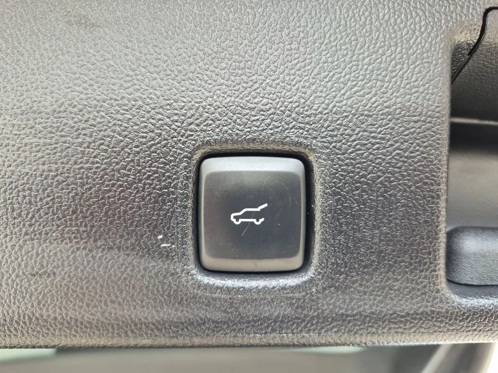Used 2022 Silver Metallic Ford SEL image 9