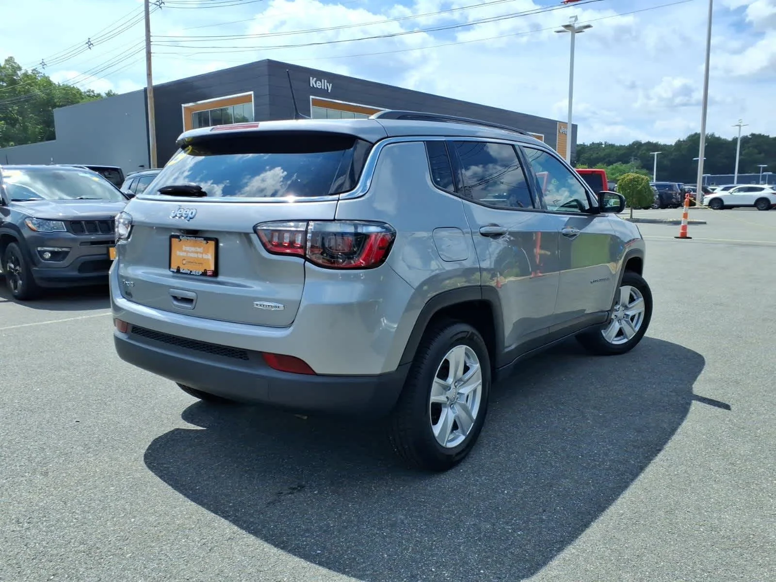 Certified Used 2022 Billet Silver Metallic Clearcoat Jeep Latitude image 7