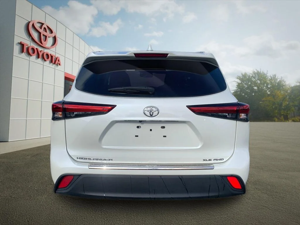 Used 2020 White Toyota XLE image 4