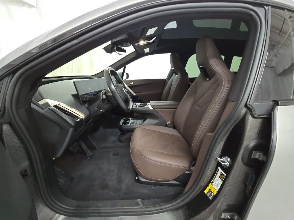 Used 2024 Gray BMW xDrive50 image 3