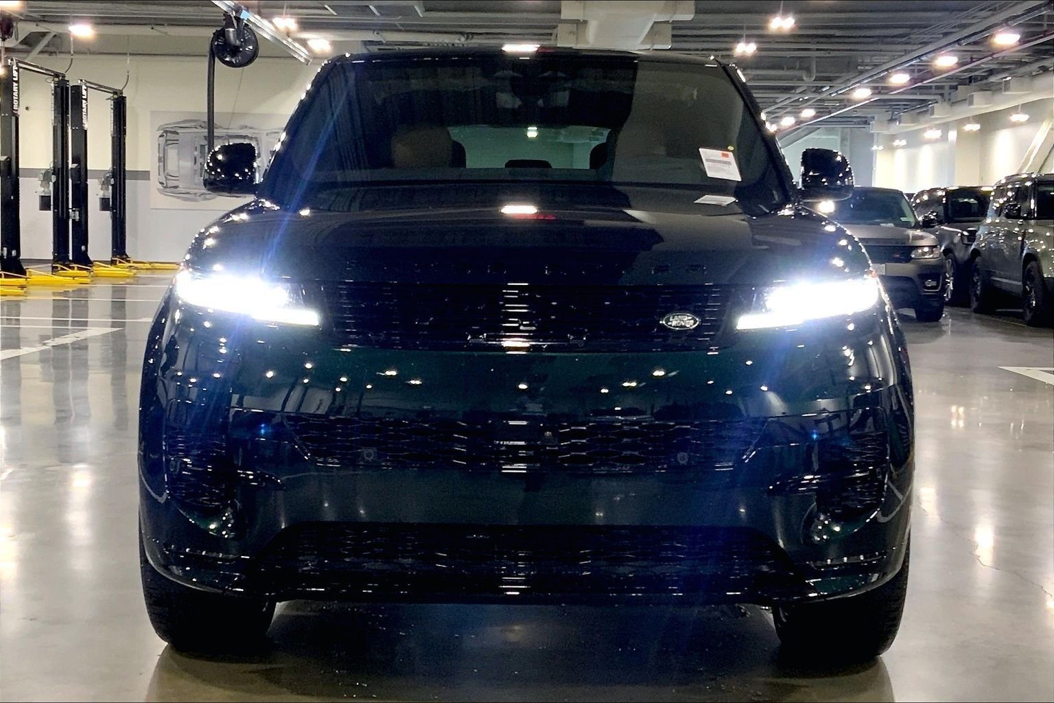 New 2027 British Racing Green Land Rover  Dynamic SE P530 image 3
