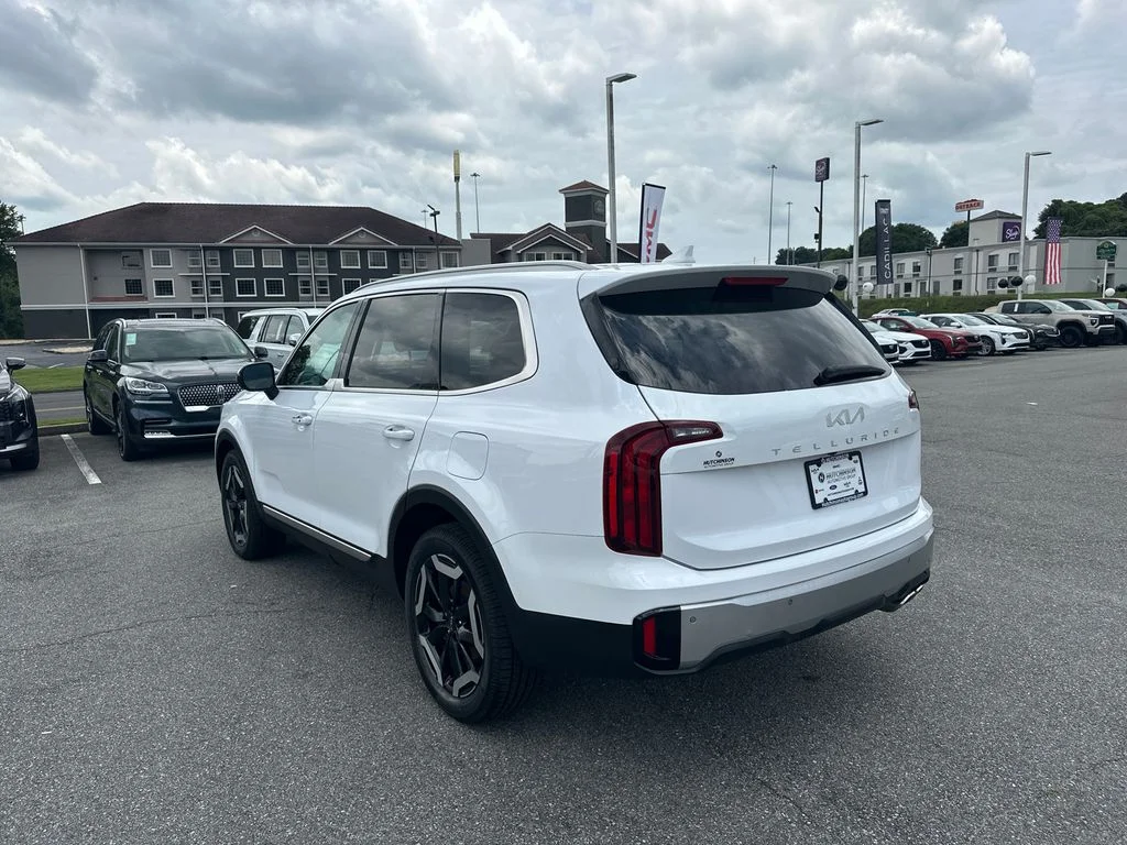 Used 2023 White Kia S image 5