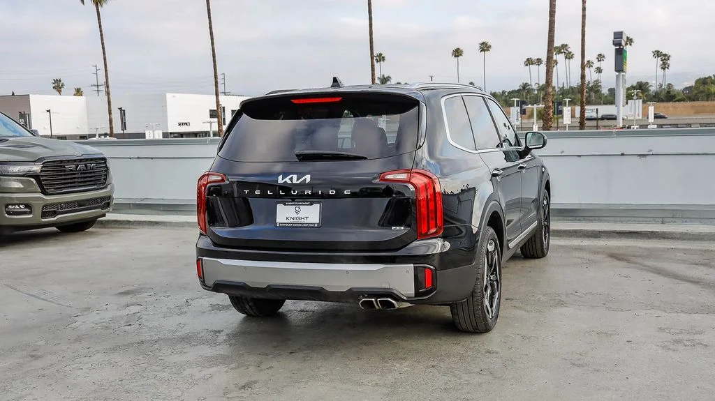 Used 2025 Black Kia S image 9