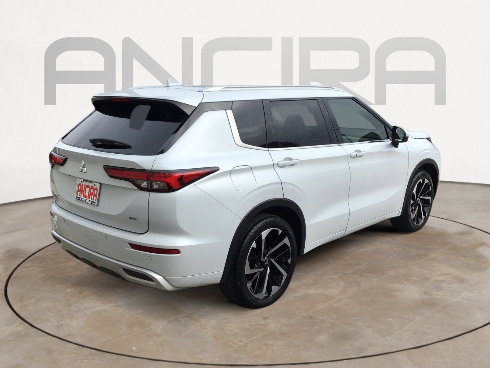 Used 2023 White Diamond Mitsubishi SEL image 12