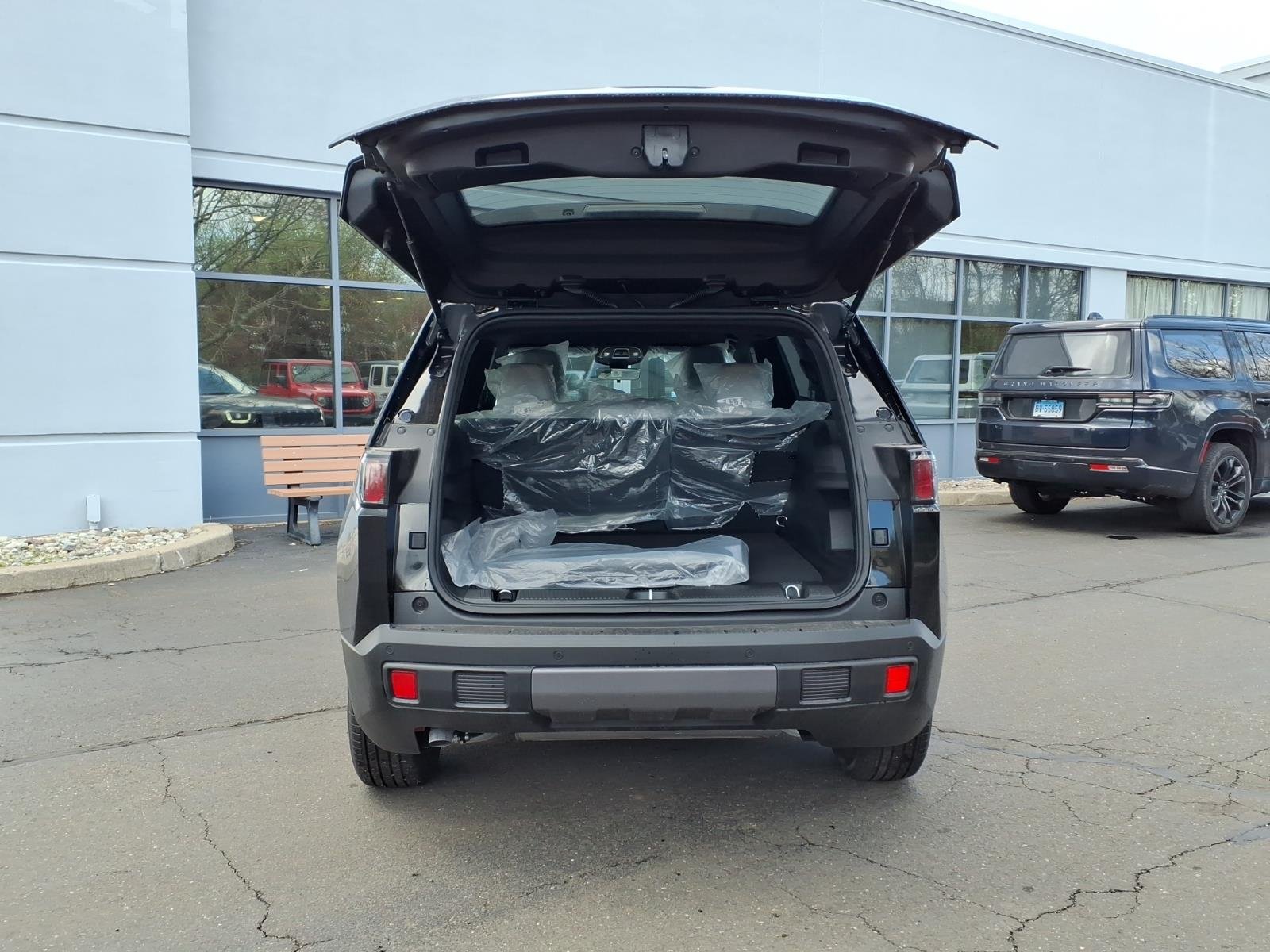 New 2026 Diamond Black Crystal Pearl-Coat Exterior Paint Jeep Laredo image 5