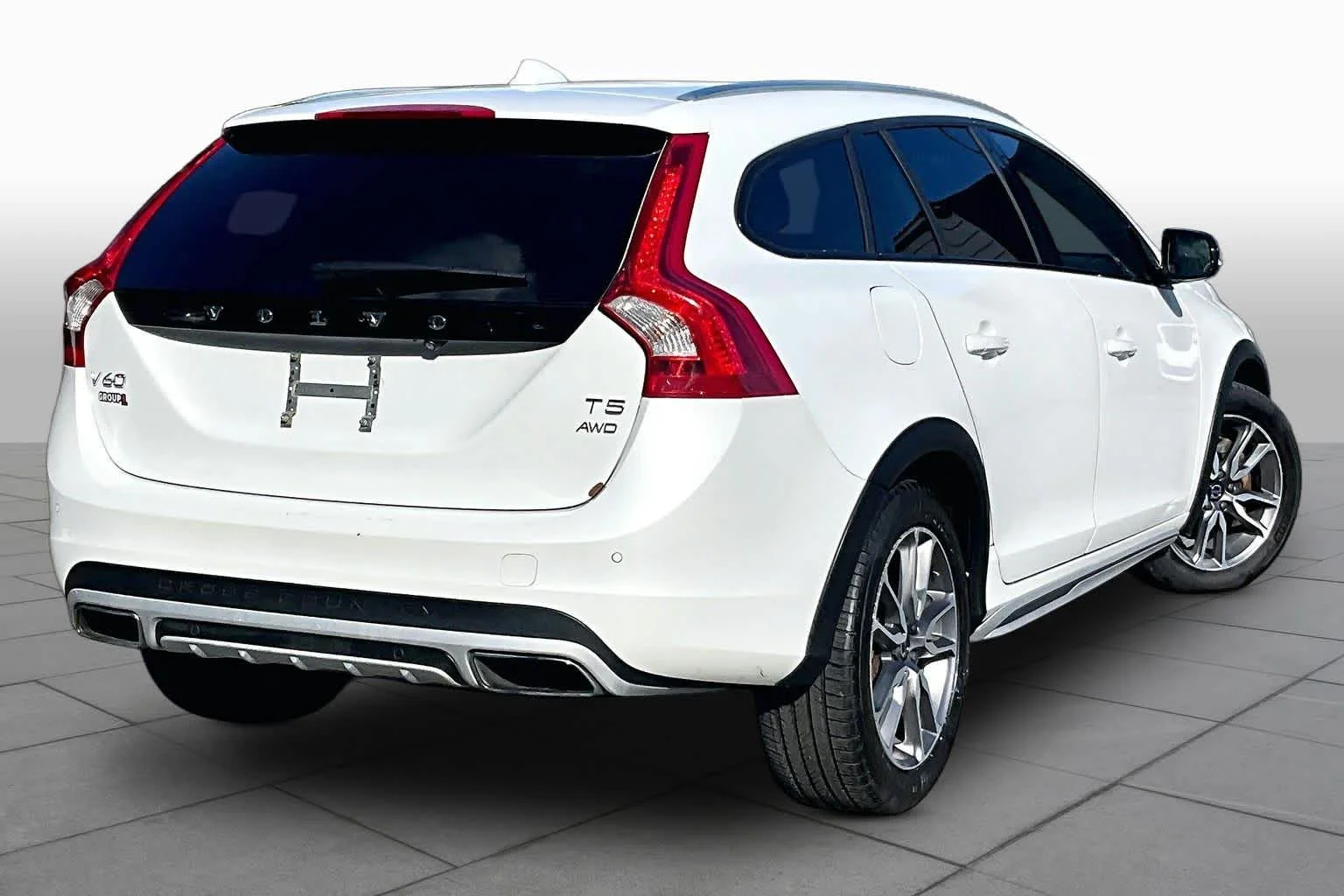 Used 2018 Crystal White Pearl Metallic Volvo  image 13