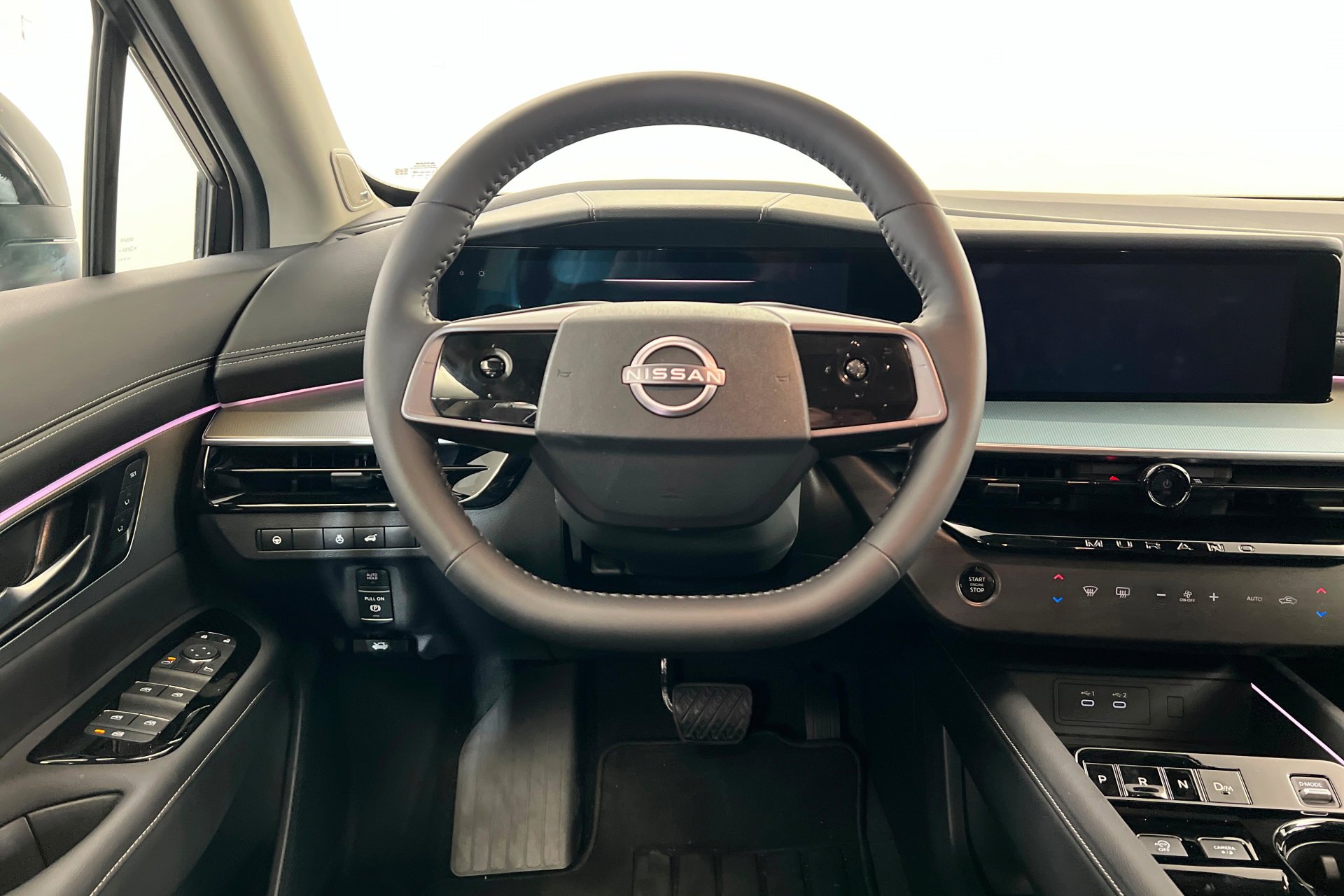 Used 2025 Everest White Pearl Tricoat Nissan SL image 13