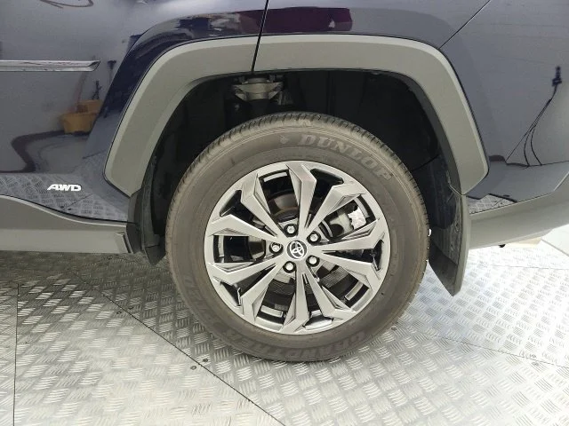 Used 2025  Toyota XLE Premium image 13