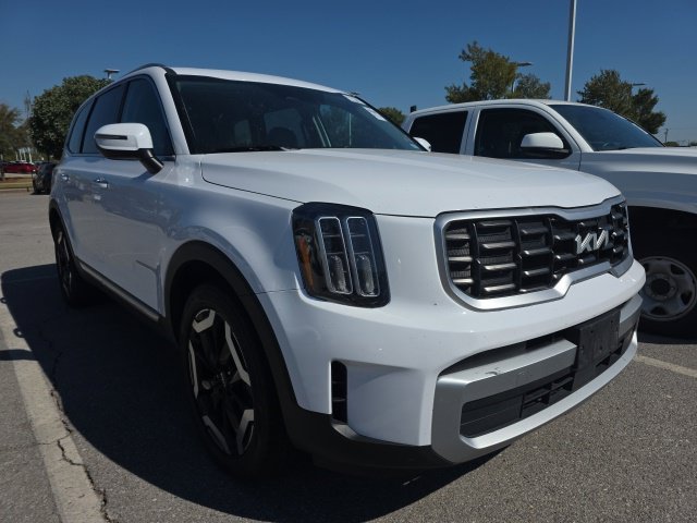 Used 2025 White Kia S image 1
