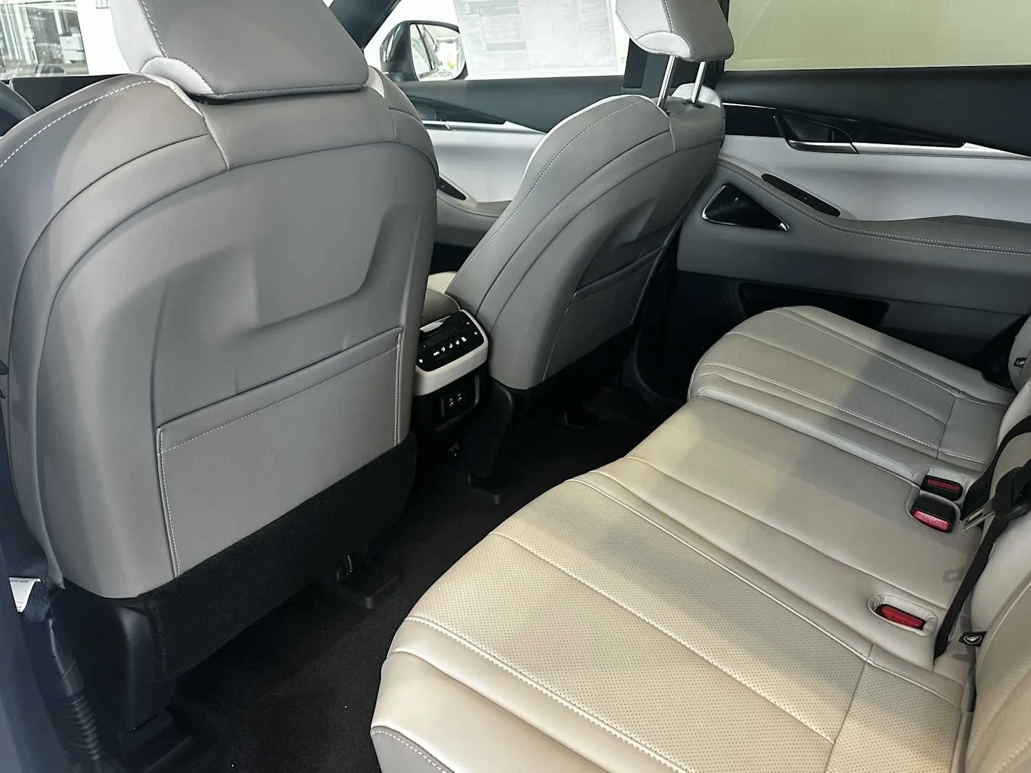 New 2027 RADIANT WHITE INFINITI Sport AWD image 11