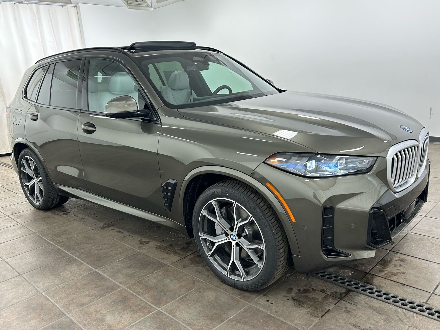 New 2026 Manhattan Green Metallic BMW xDrive50e image 9