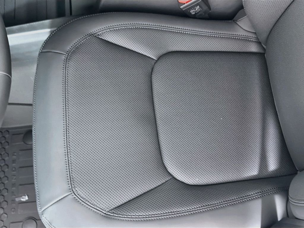 New 2026 Fuji White Land Rover X-Dynamic SE image 20