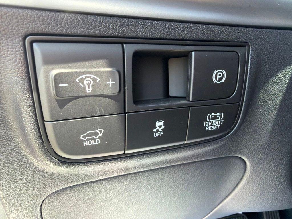 New 2026 White Hyundai SEL FWD image 16