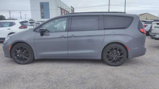 Used 2025 Ceramic Gray Clearcoat Chrysler Limited image 8