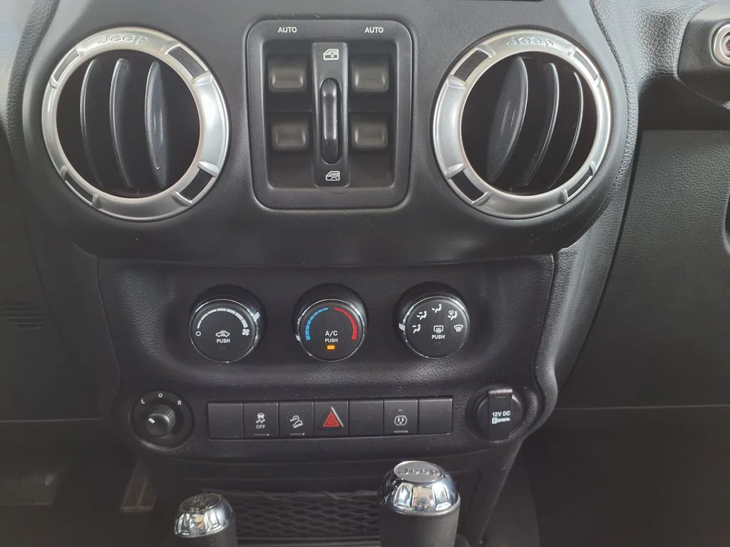 Used 2016 White Jeep Unlimited Sahara image 24