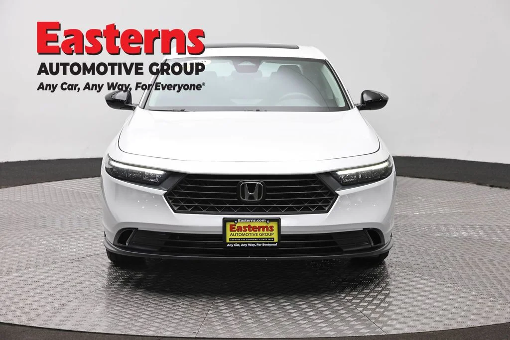 Used 2025 White Honda SE image 2