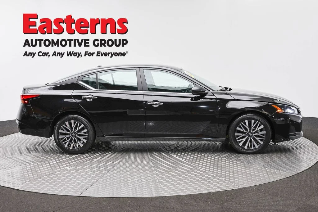 Used 2025 Black Nissan 2.5 SV image 4